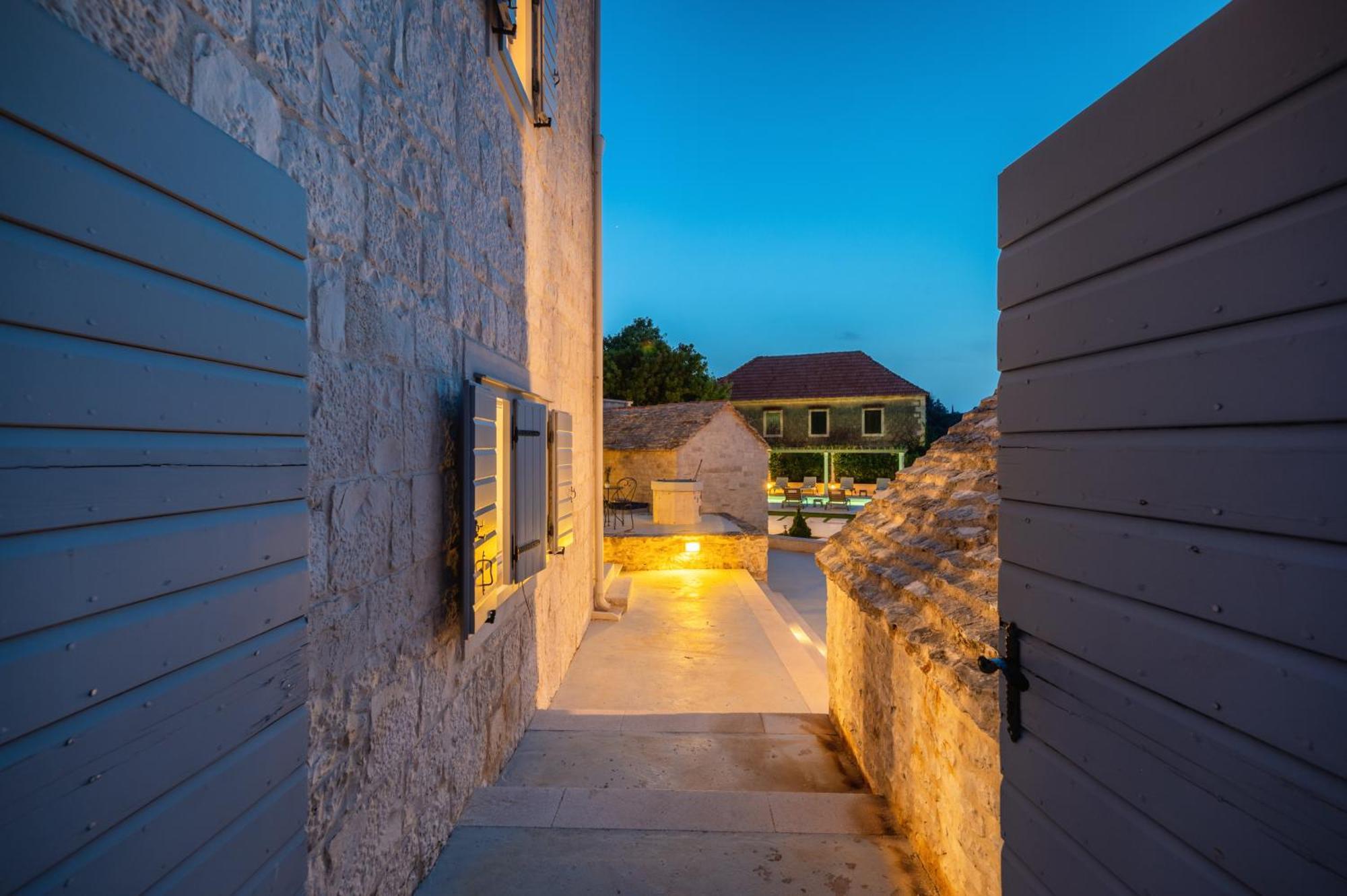 Villa Komelo Škrip エクステリア 写真