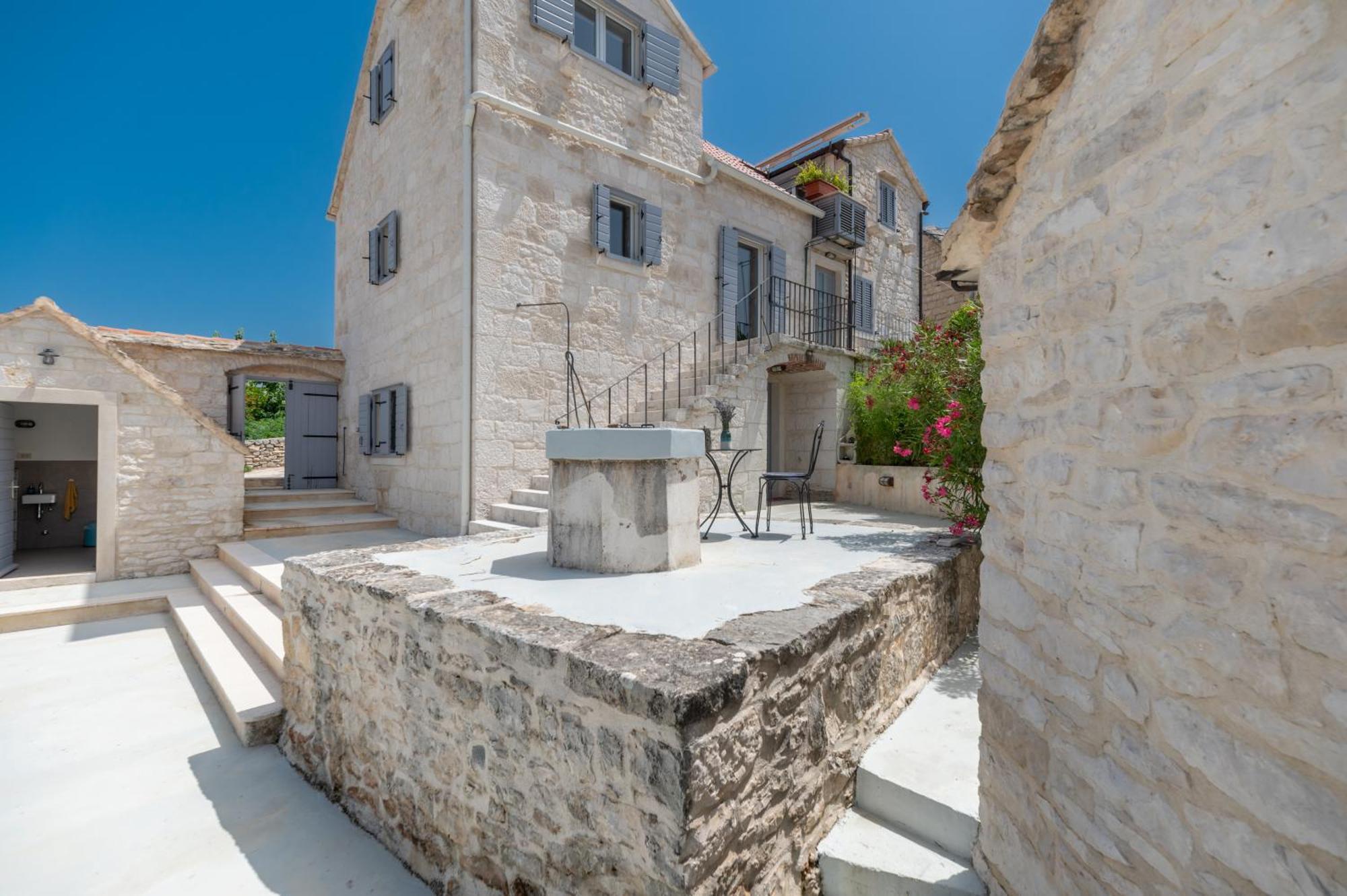 Villa Komelo Škrip エクステリア 写真